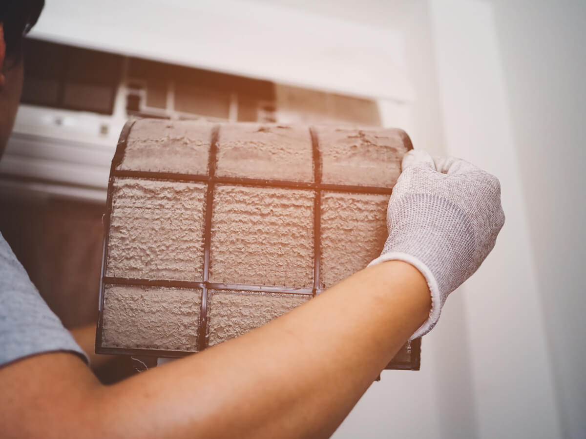 cleaning the filter of air conditioner