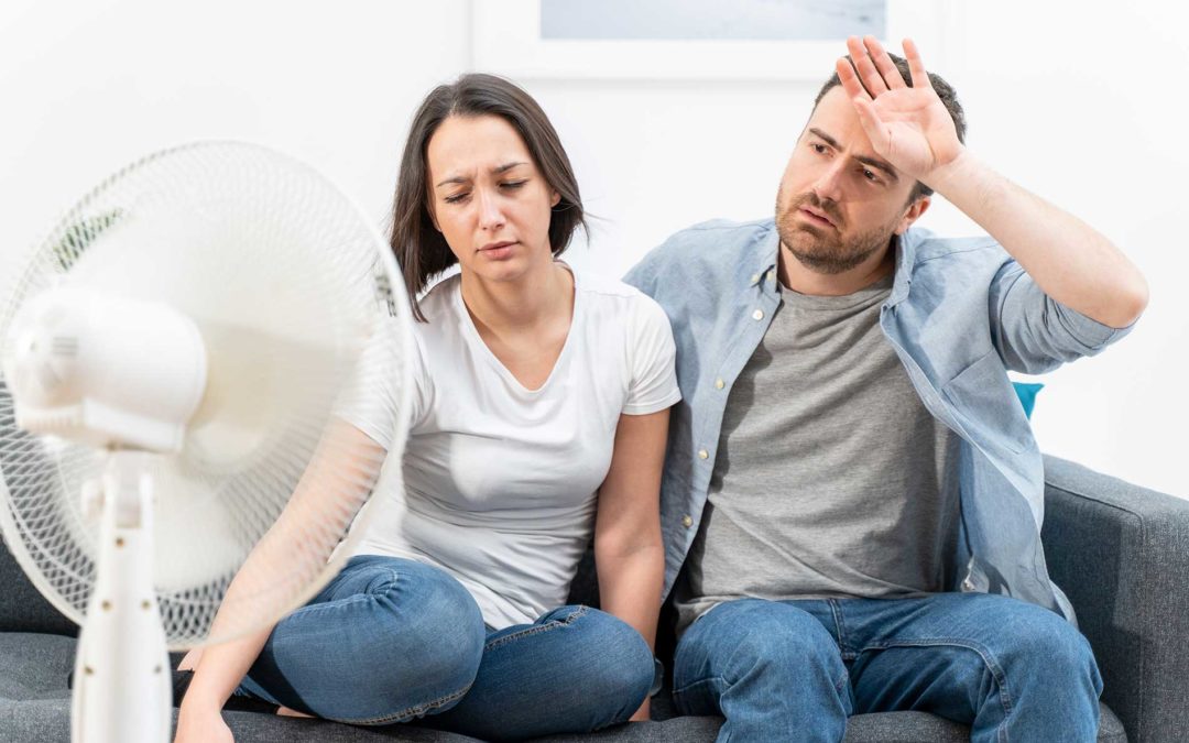 featuredimage-couple-struggling-in-hot-temperatures-with-no-AC